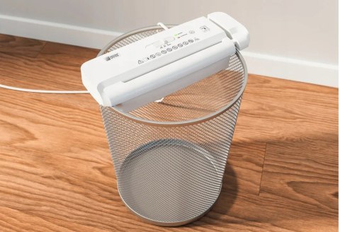 Mała, zgrabna, osobista niszczarka dokumentów z wysuwaną rączką. Na kosz