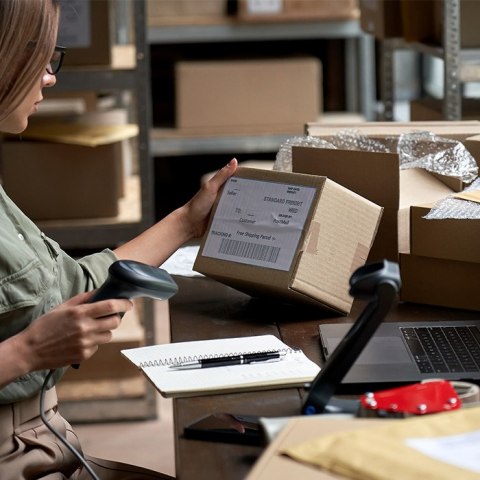 Qoltec Bezprzewodowy skaner czytnik kodów kreskowych i QR | 1D 2D | 2.4G | + stacja dokująca