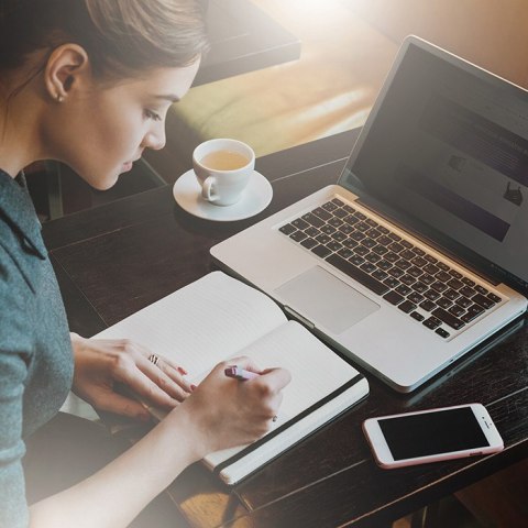 Qoltec Filtr prywatyzujący RODO do MacBook Air 13.6" | Magnetyczny | Ochrona wzroku