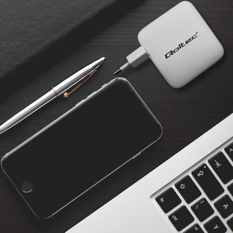 Qoltec Ładowarka sieciowa 140W GaN | 5-20V | 2.5-5A | 3 x USB-C PD | 1 x USB QC 3.0 | Laptop | Smartfon | Biała