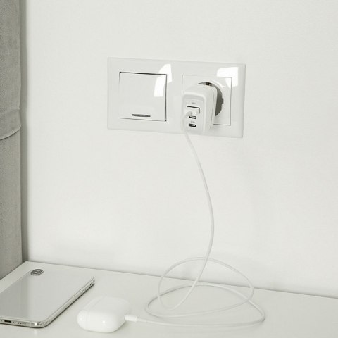 Qoltec Ładowarka sieciowa 65W GaN | 5-20V | 3-3.35A | 2 x USB-C PD | 1 x USB QC 3.0 | Laptop | Smartfon | Biała