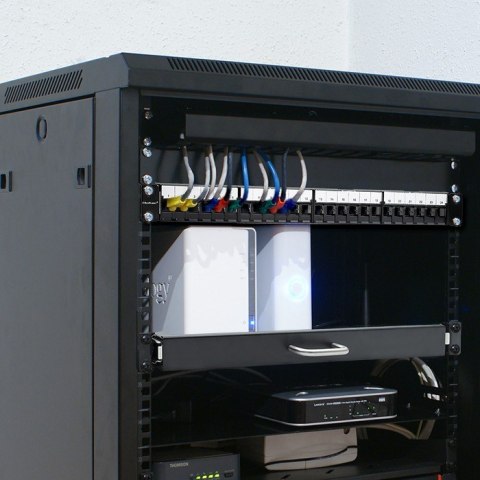 Qoltec Solidny stalowy Patch panel do szaf RACK 19'' | 24 porty | 1U | UTP | Czarny