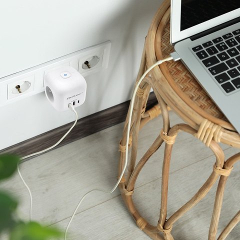 Qoltec Kostka zasilająca przedłużacz 6w1 z podświetlanym włącznikiem | 3x AC | 2x USB | 1x USB-C PD 20W | Biała