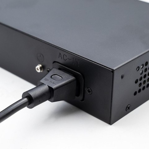 Qoltec Przełącznik sieciowy SWITCH FAST Ethernet PoE 8x RJ45 PoE 2x RJ45 Uplink 1x SFP | 120W | 1000 Mb